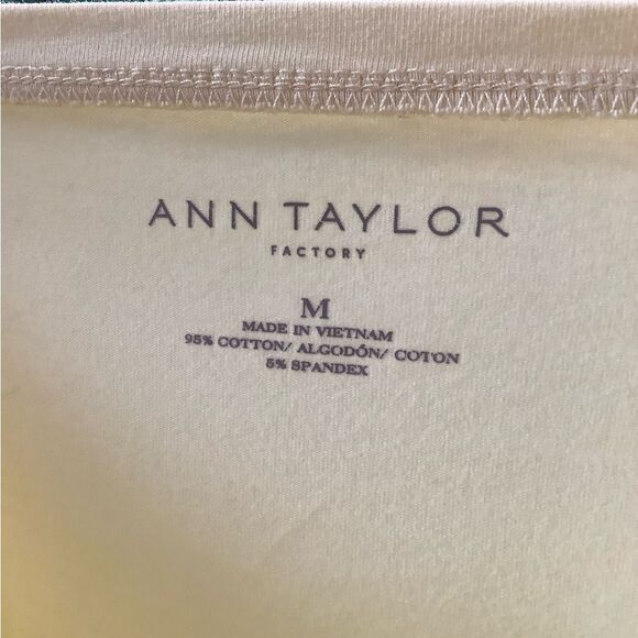 🌸 Ann Taylor Floral Shorts & Cream Tee Set – Shorts Size 6, Top Medium - Picture 5 of 6